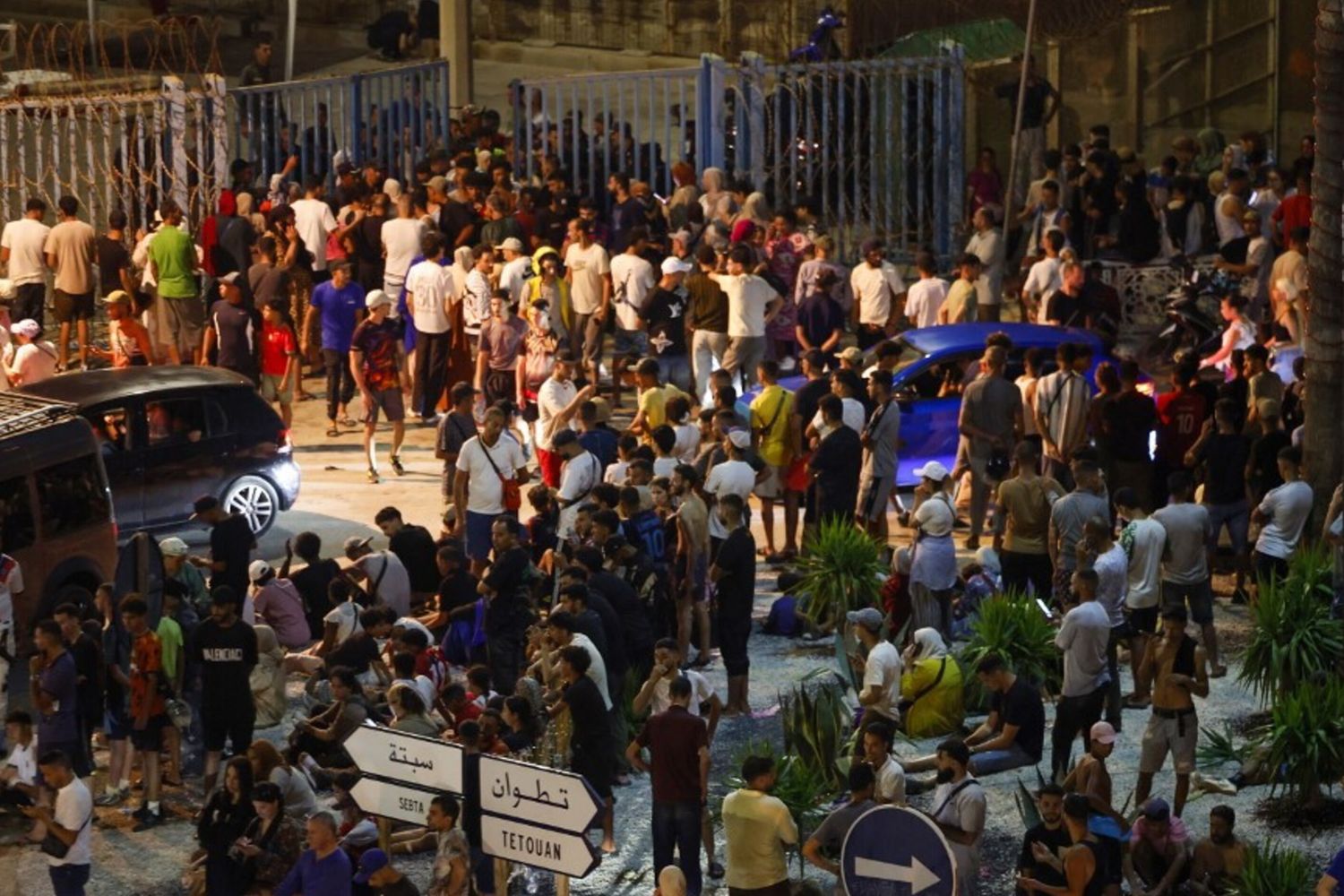 Migliaia di migranti arrivano a Ceuta