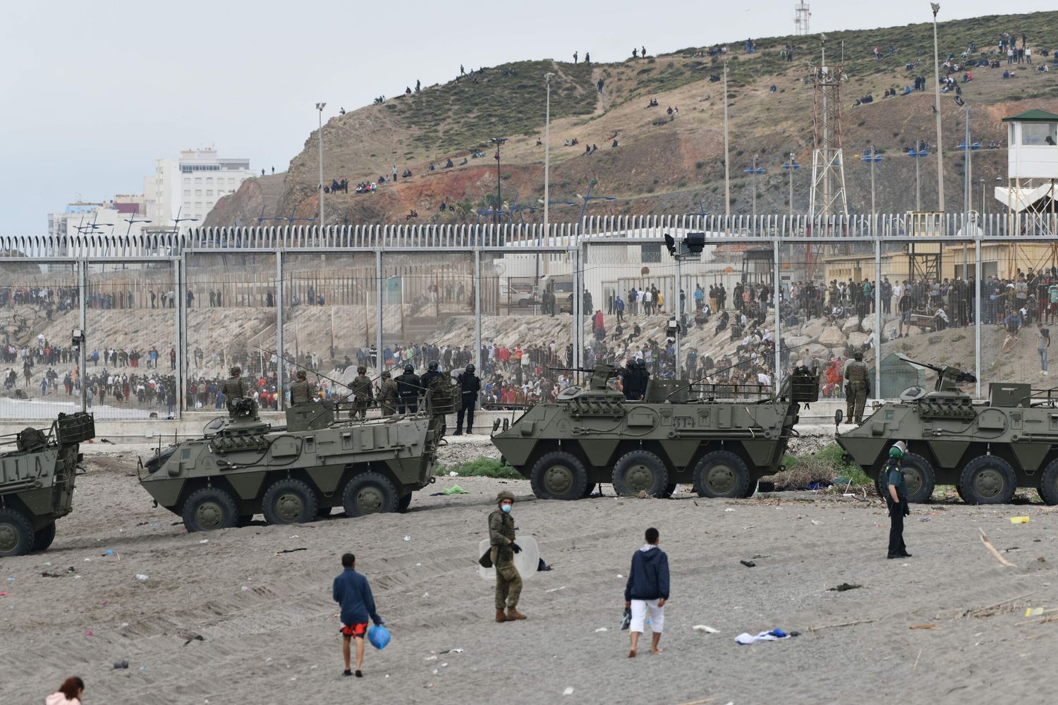 Ceuta, carri armati dell'esercito spagnolo cercano di contenere i migranti che cercano di entrare a Ceuta dal Marocco