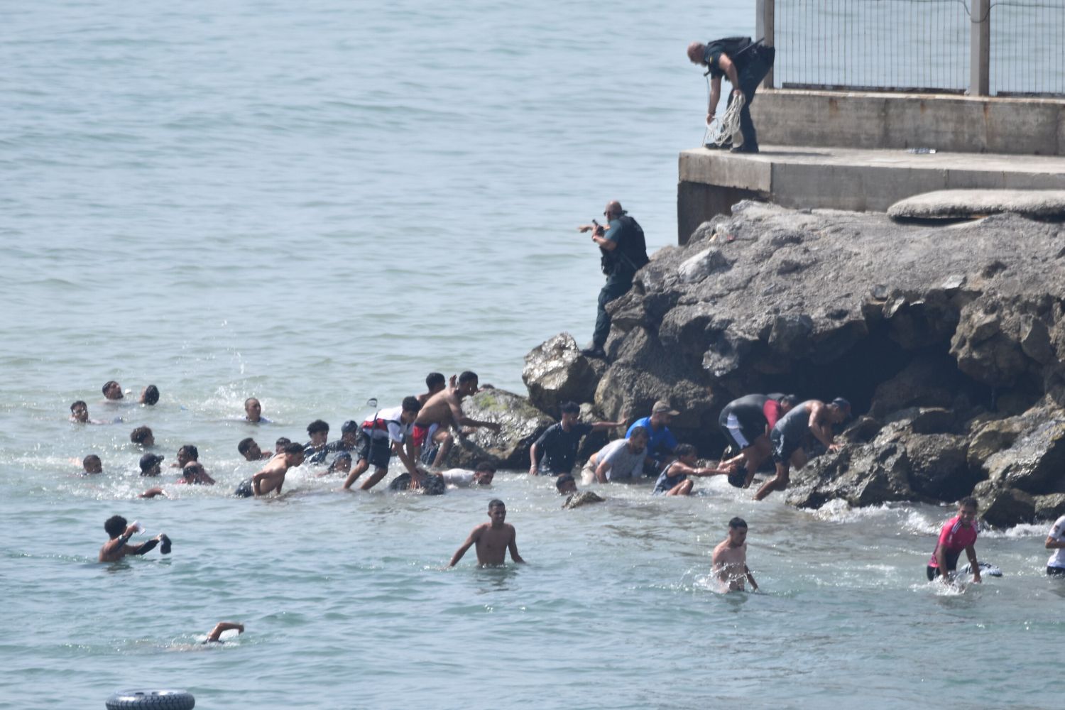 Allerta per l’ingresso di migliaia di migranti a Ceuta