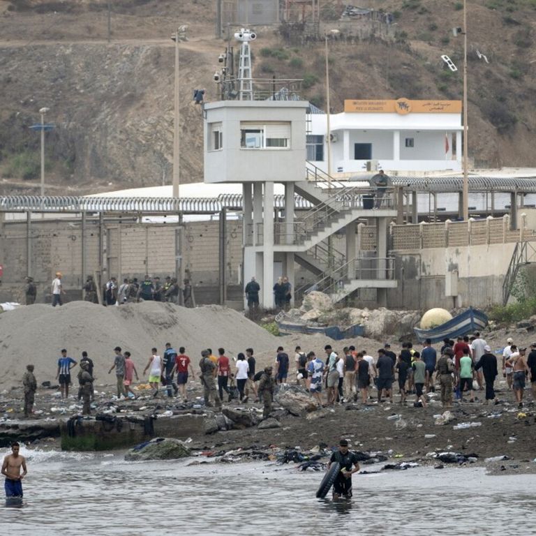 Migliaia di migranti hanno attraversato a nuoto le acque vicino al confine con il Marocco per entrare nell'enclave spagnola di Ceuta