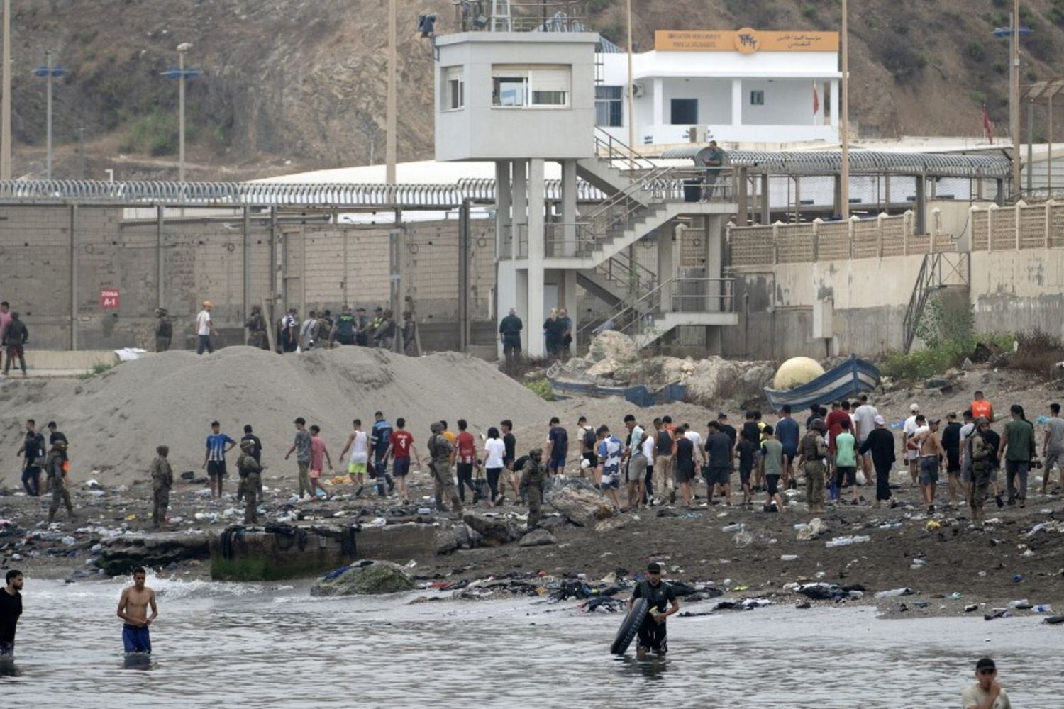 Migliaia di migranti hanno attraversato a nuoto le acque vicino al confine con il Marocco per entrare nell'enclave spagnola di Ceuta