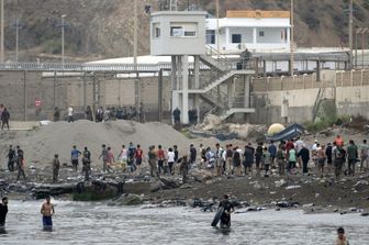 Migliaia di migranti hanno attraversato a nuoto le acque vicino al confine con il Marocco per entrare nell'enclave spagnola di Ceuta