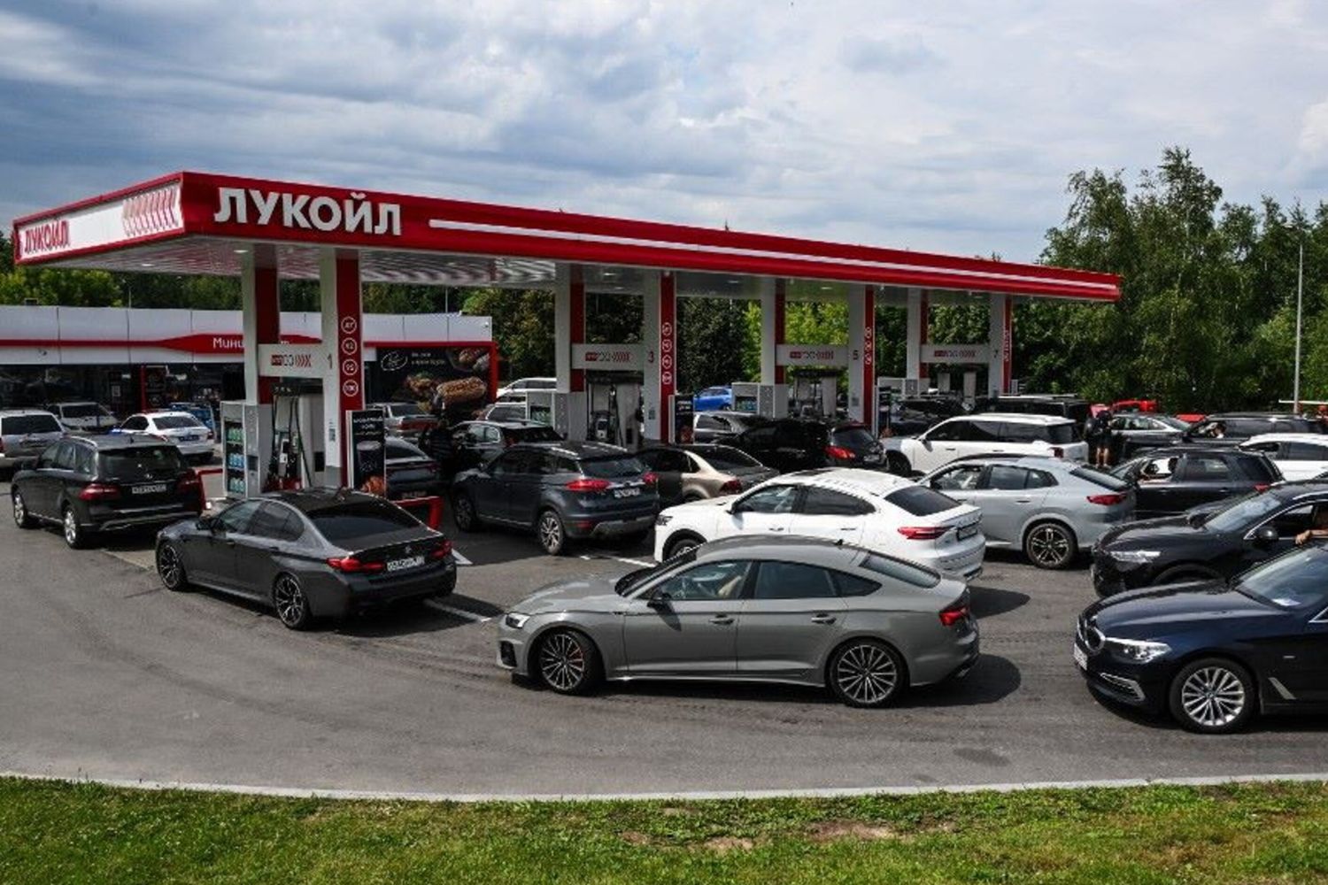 Auto in coda per rifornirsi di benzina in Russia