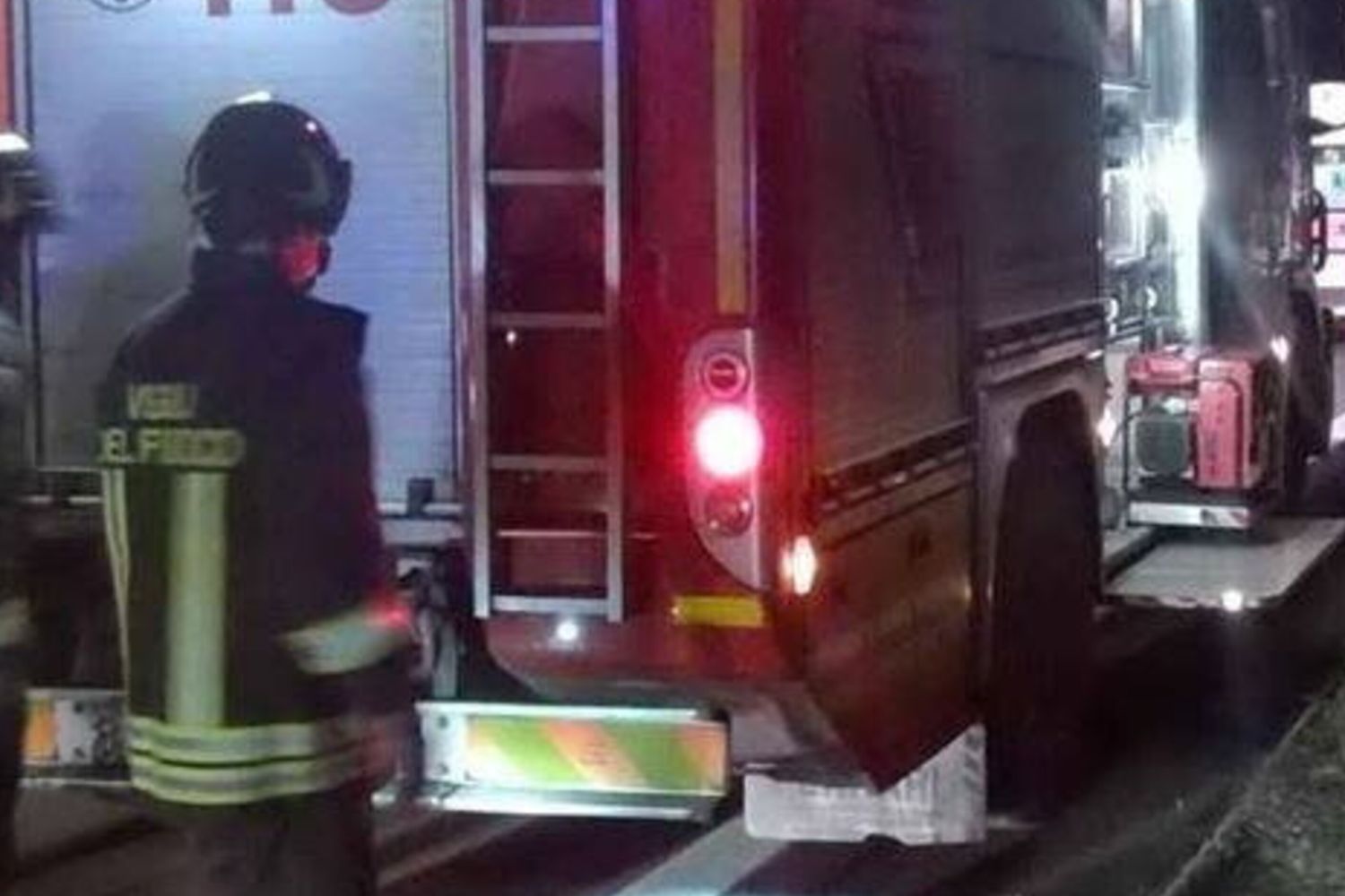 vigili del fuoco notte automezzo pompieri