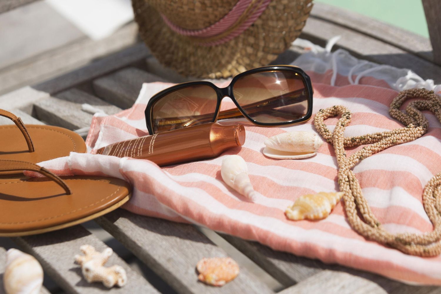&nbsp;Oggetti persi in spiaggia, effetti personali, mare, vacanza, occhiali, infradito, cappello