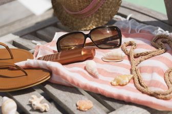 &nbsp;Oggetti persi in spiaggia, effetti personali, mare, vacanza, occhiali, infradito, cappello