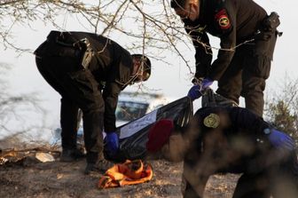 Agenti di polizia sul luogo dell'incidente aereo nel distretto di Vista Alegre a Nazca, in Perù, il primo agosto 2026