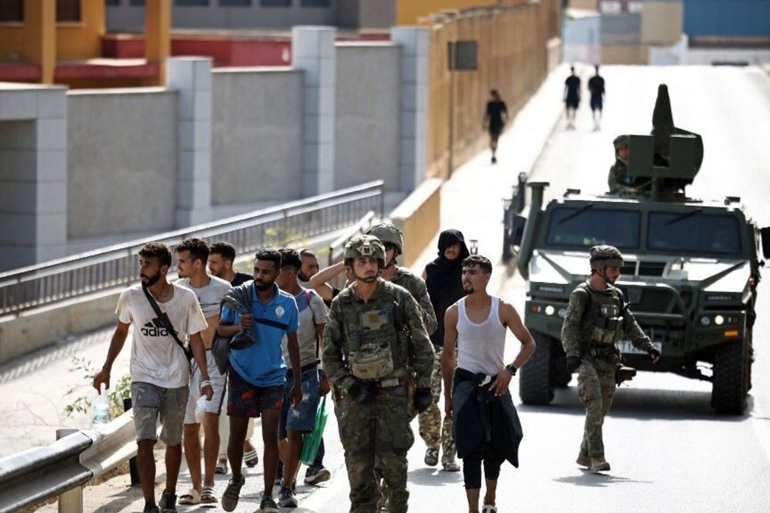 I migranti scortati dalla polizia spagnola al confine con il Marocco
