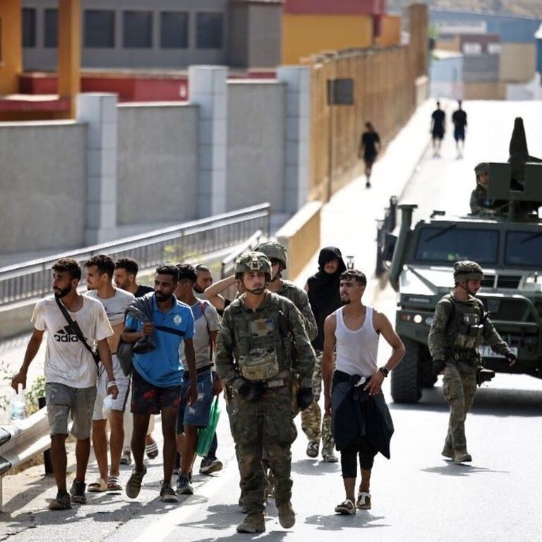 I migranti scortati dalla polizia spagnola al confine con il Marocco