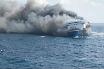 Traghetto in fiamme in Indonesia
