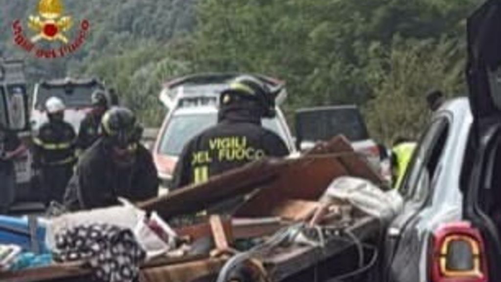 Scontro tra pullman, tre auto e un camper in provincia di Rieti: cinque morti e 27 feriti. Quattro sono in codice rosso