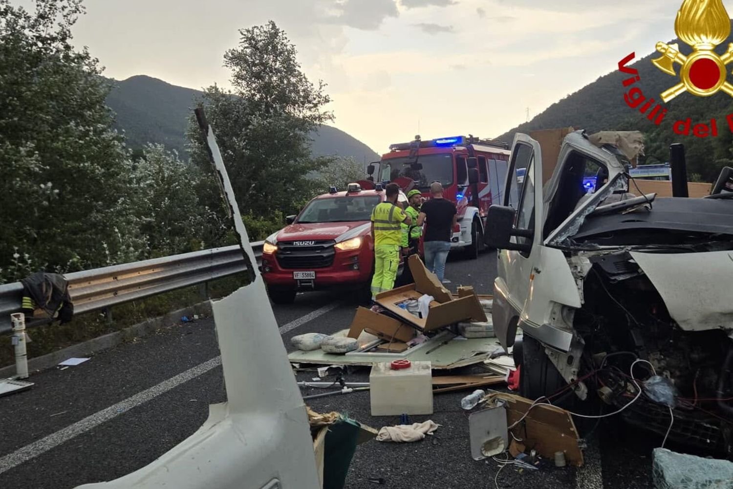 Scontro tra pullman, tre auto e un camper in provincia di Rieti: cinque morti e 27 feriti. Quattro sono in codice rosso