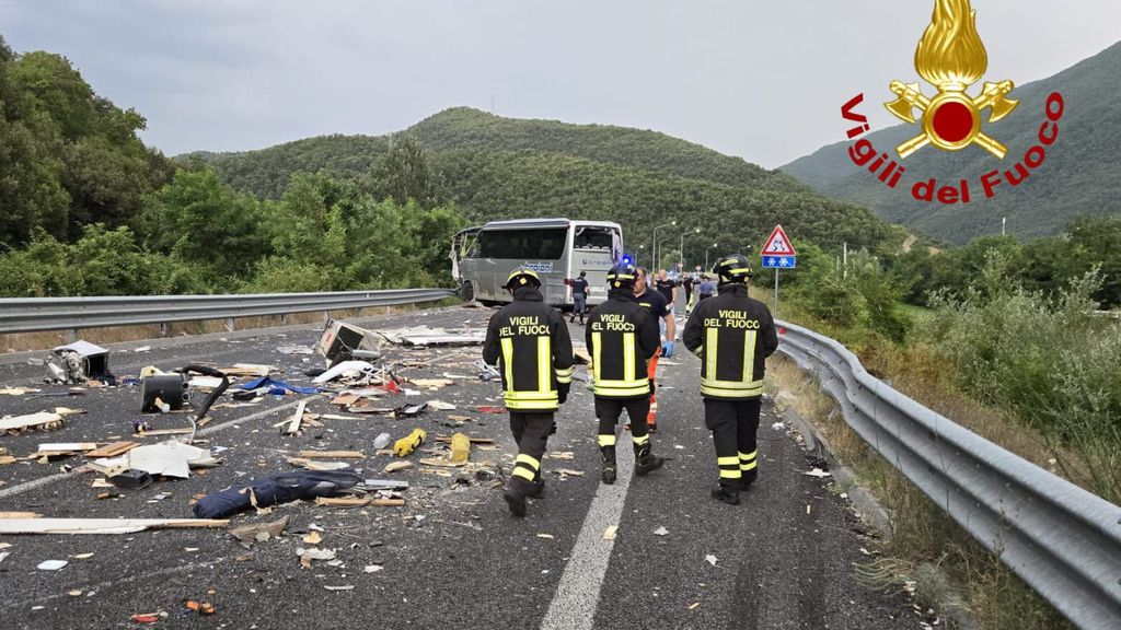Scontro tra pullman, tre auto e un camper in provincia di Rieti: cinque morti e 27 feriti. Quattro sono in codice rosso