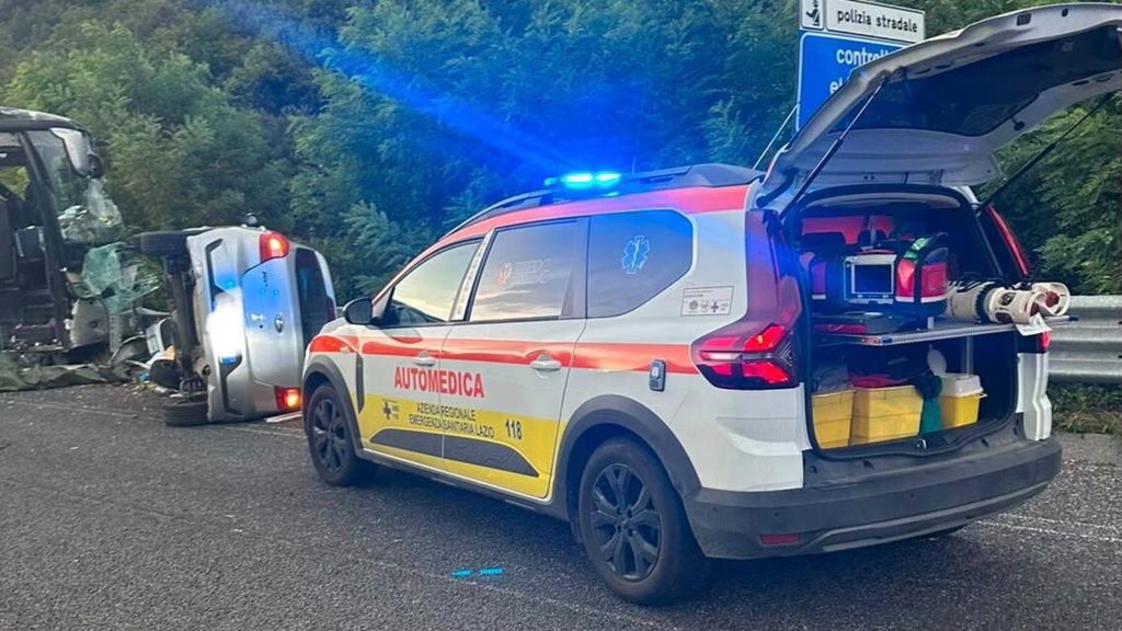 Scontro tra pullman, tre auto e un camper in provincia di Rieti: cinque morti e 27 feriti. Quattro sono in codice rosso