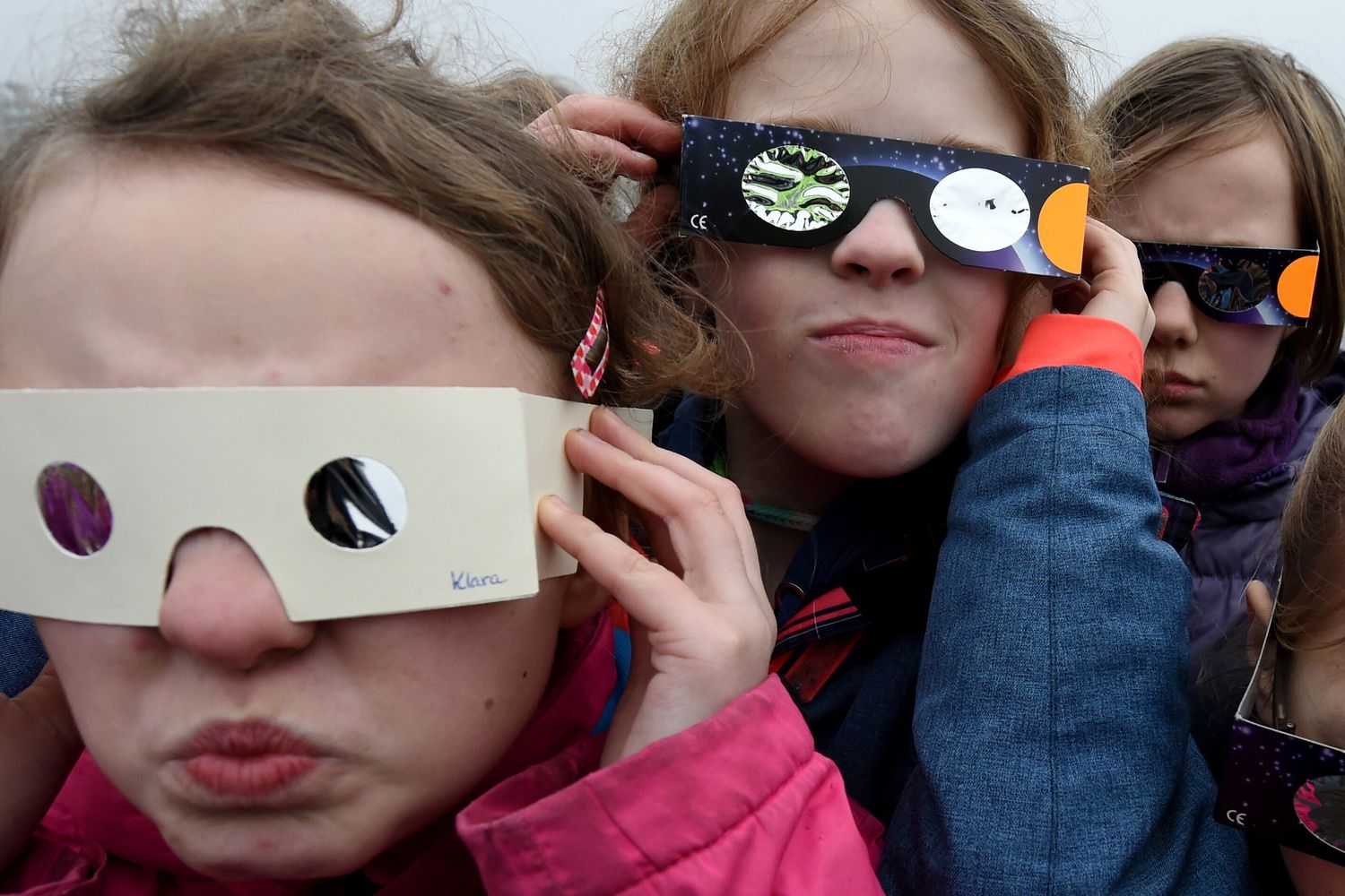 &nbsp;Occhiali per guardare l'eclissi (Afp)