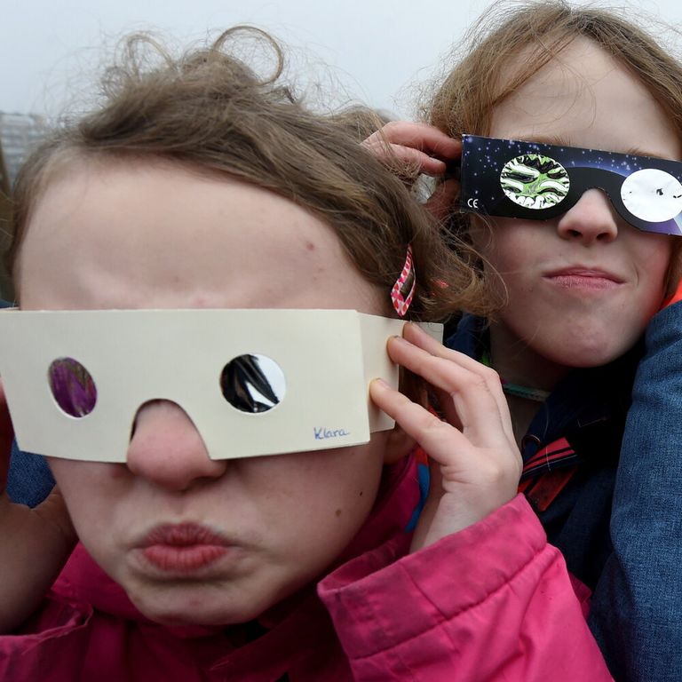 &nbsp;Occhiali per guardare l'eclissi (Afp)