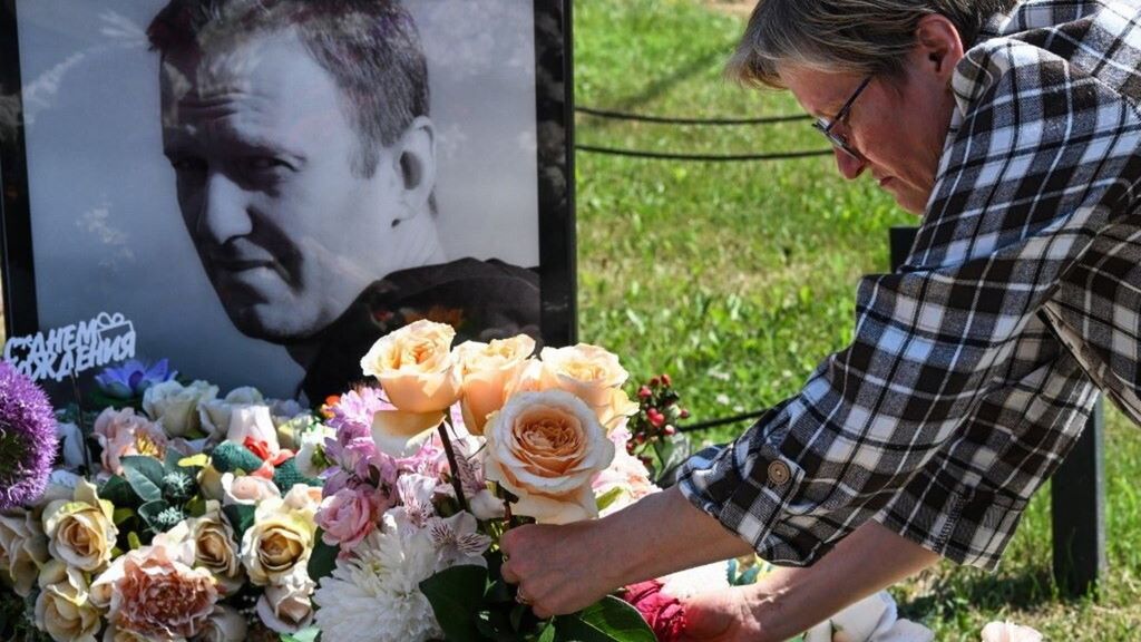 Fiori sulla lapide di Alexey Navalny