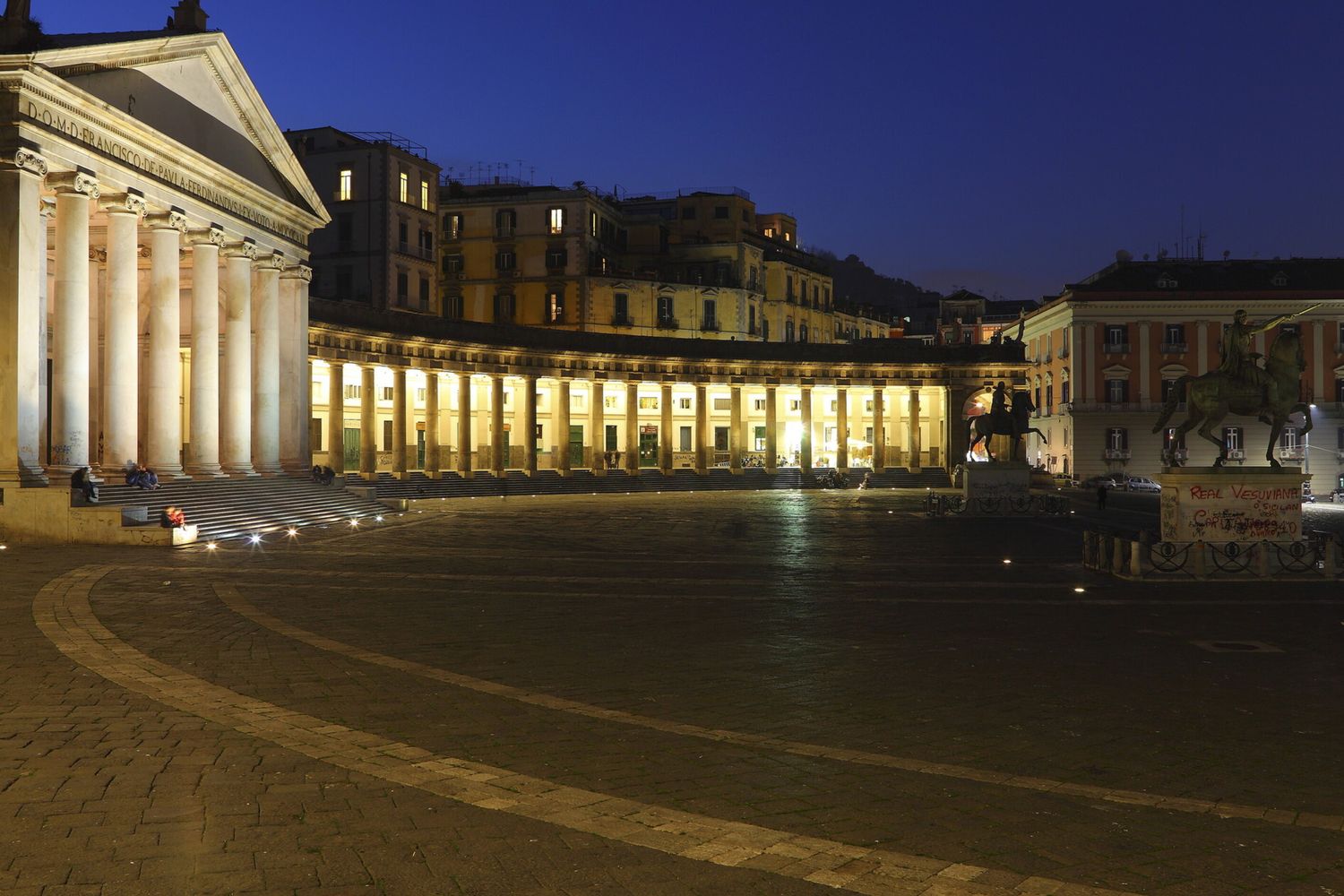 Piazza del Plebiscito a Napoli deserta di notte