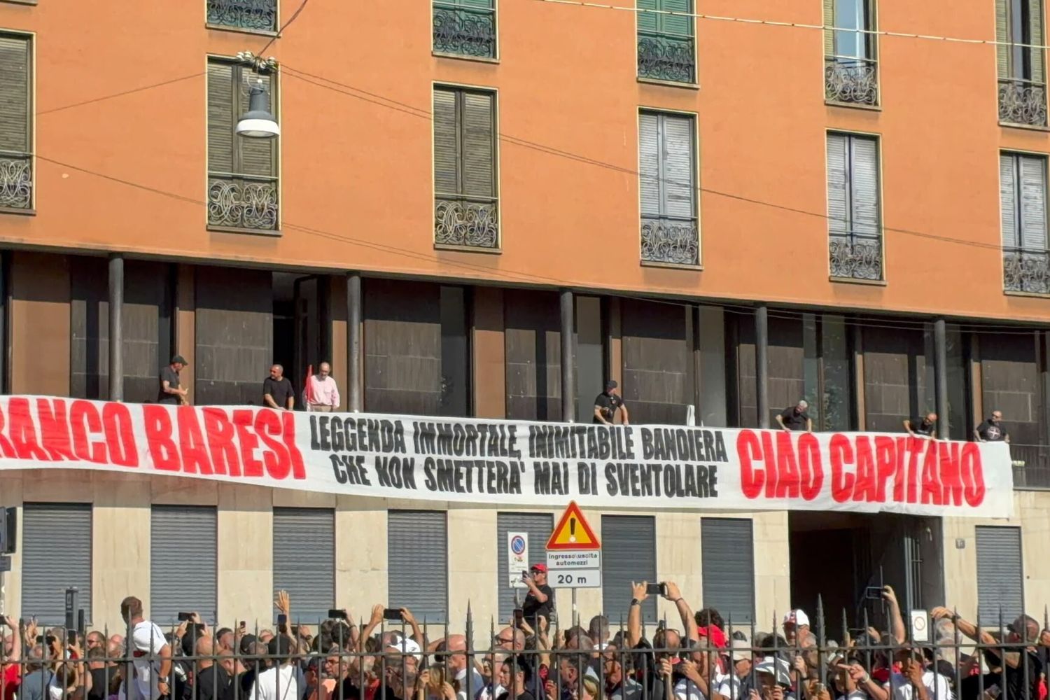 Lo striscione per Baresi