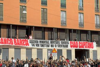 Lo striscione per Baresi