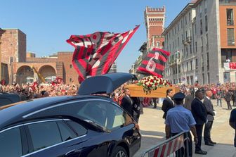 Il feretro di Franco Baresi arriva alla Basilica di San'Ambrogio