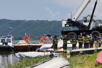 Vigili del fuoco al lago di Vico dopo il ritrovamento del corpo