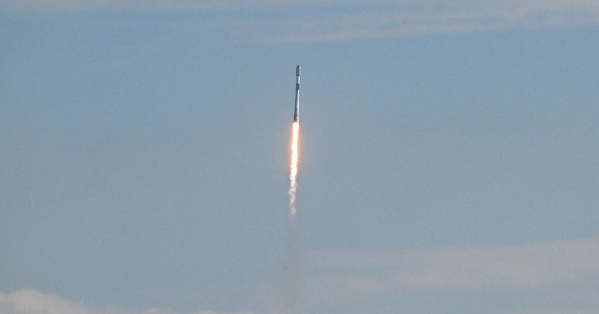 Un frammento di un razzo SpaceX colpisce la Luna, creando un cratere visibile