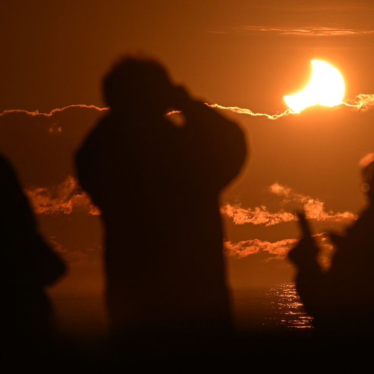 Persone durante un' eclissi
