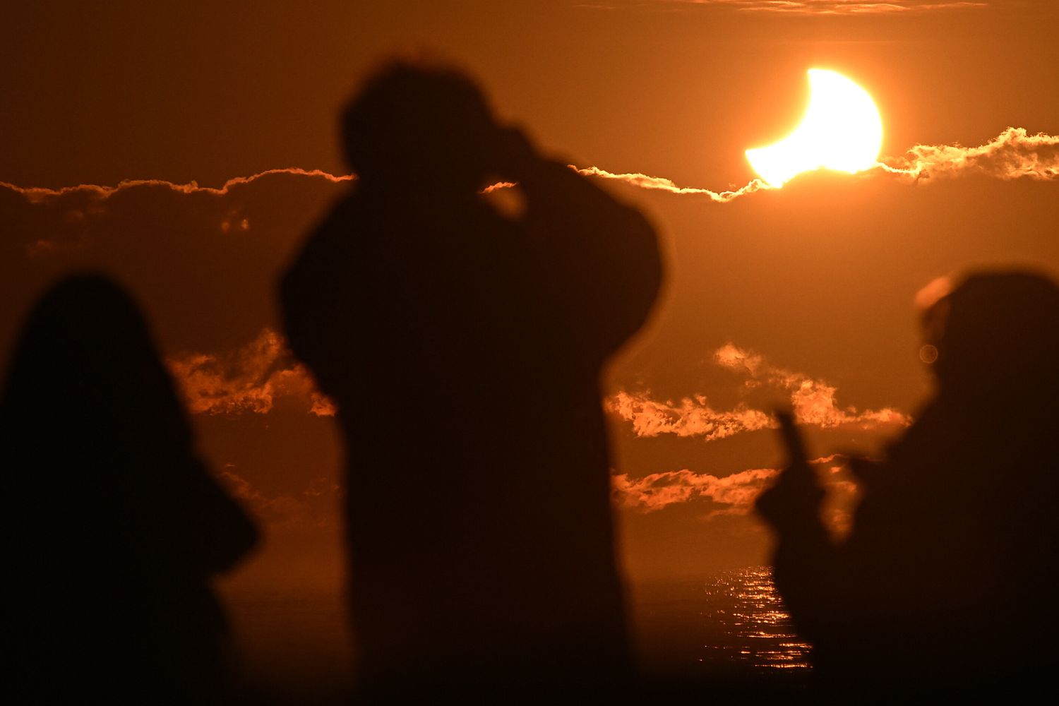 Persone durante un' eclissi