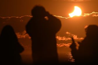 Persone durante un' eclissi