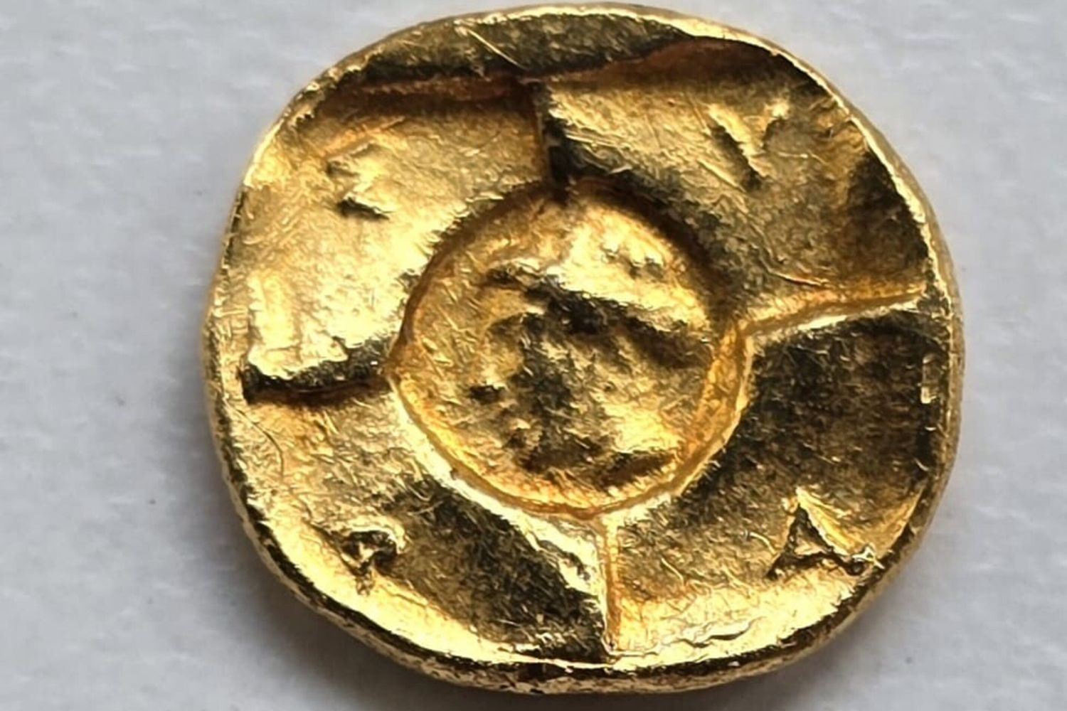 La moneta d'oro ritrovata nella necropoli di Akràgos