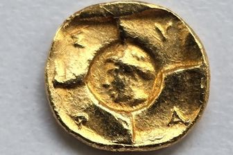 La moneta d'oro ritrovata nella necropoli di Akràgos