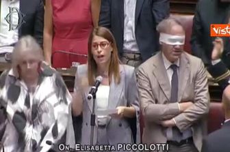 Chat Delmastro, protesta di Avs in Aula a Montecitorio, deputati con le bende sugli occhi