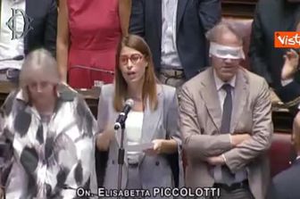 Chat Delmastro, protesta di Avs in Aula a Montecitorio, Bonelli e gli altri deputati si bendano