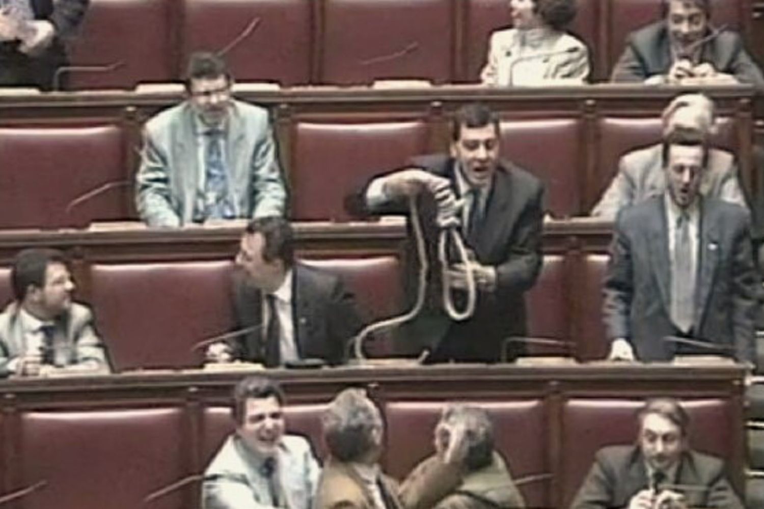 Luca Leoni Orsenigo sventola un cappio in Parlamento il 16 marzo 1993