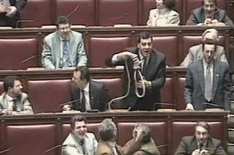 Luca Leoni Orsenigo sventola un cappio in Parlamento il 16 marzo 1993