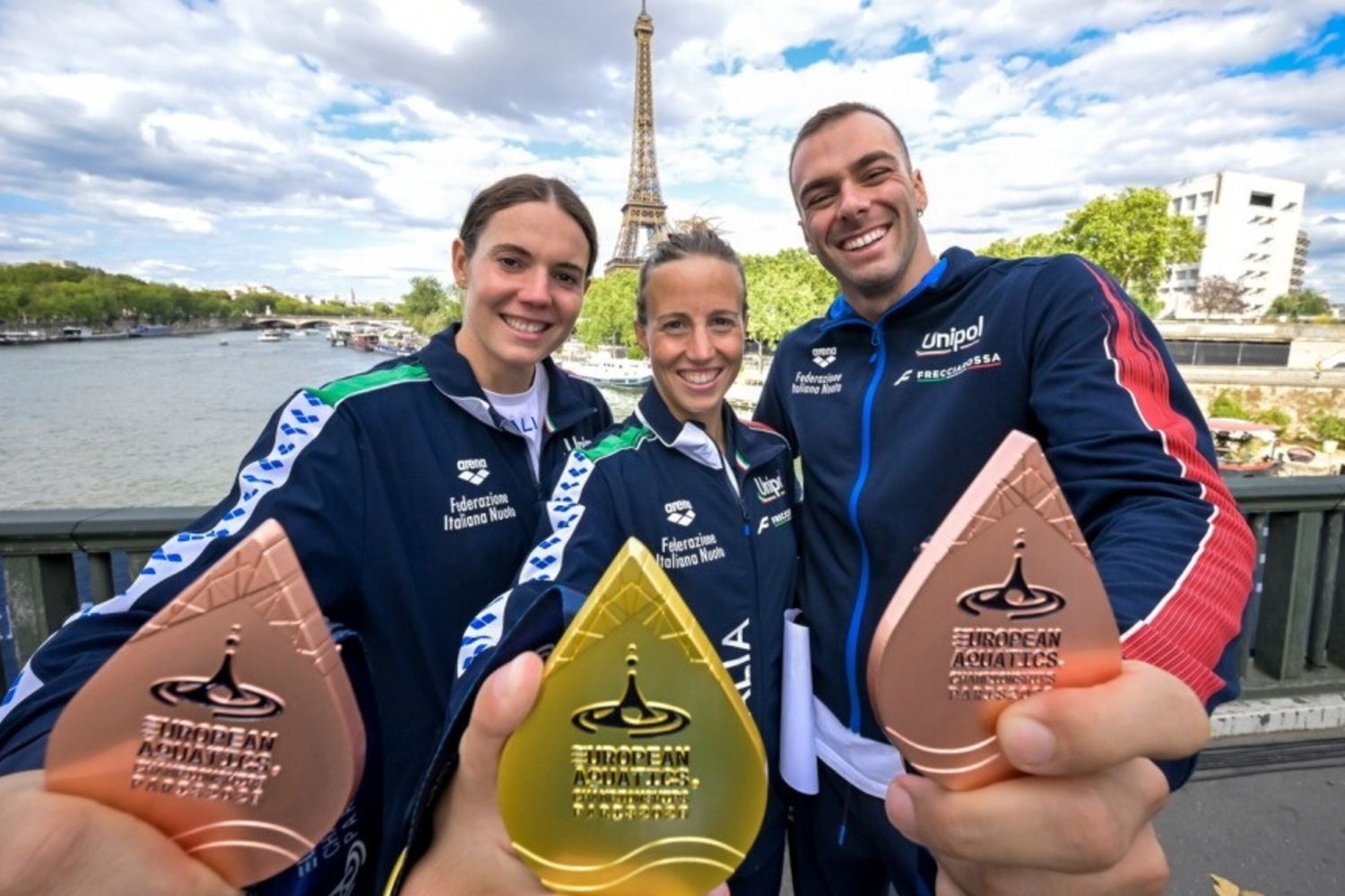Barbara Pozzobon, Ginevra Taddeucci e Gregorio Paltrinieri mostrano le loro medaglie nella 5km