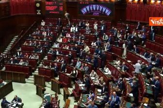Chat Delmastro, protesta M5S sotto i banchi della maggioranza con i telefoni dopo voto in Aula