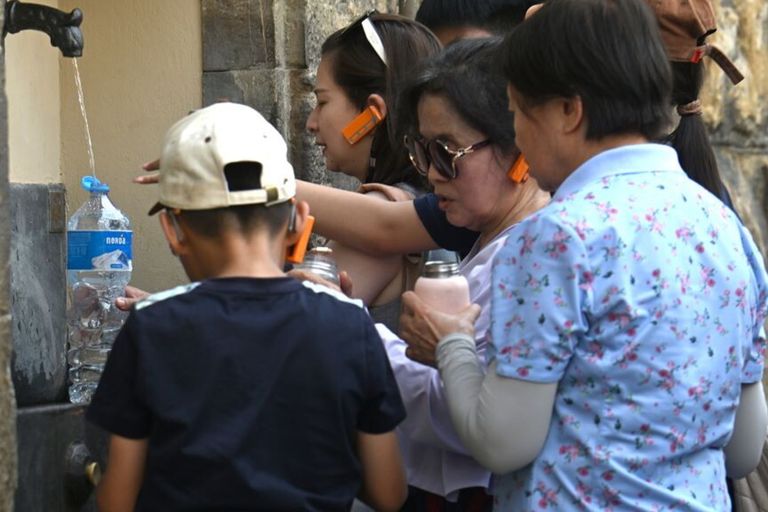 Turisti a Firenze sfidano il caldo