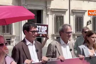 'Stop al climafreghismo' Avs in piazza davanti a Palazzo Chigi contro politiche Governo sul clima