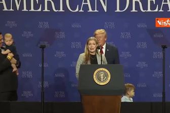 Trump rincorre bambino che vaga sul palco e scherza: Non voglio cada come Biden
