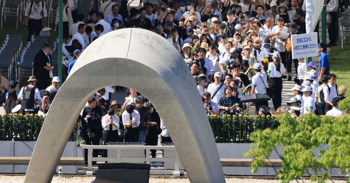 Sopravvissuti di Hiroshima e rappresentanti internazionali partecipano alla commemorazione del bombardamento atomico