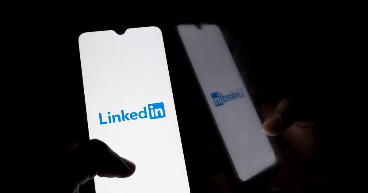 Utenti di LinkedIn segnalano contenuti generati dall'IA, piattaforma introduce strumenti per migliorare la qualità