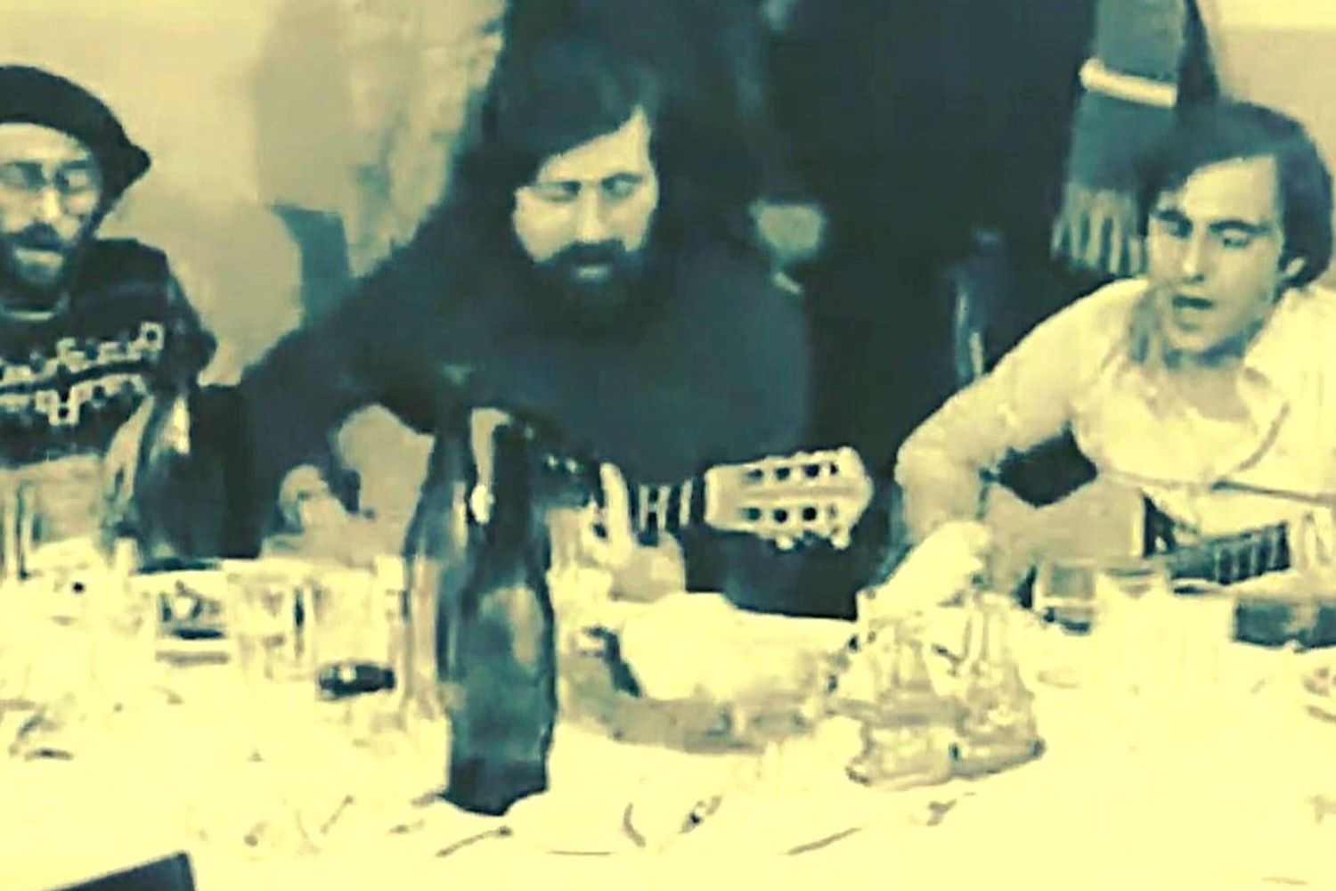 Francesco Guccini con Lucio Dalla e Roberto Vecchioni in un'osteria nel 1977