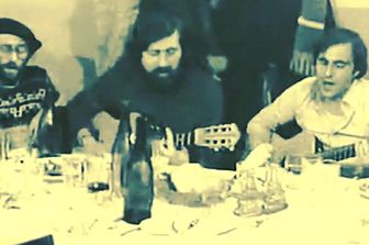 Francesco Guccini con Lucio Dalla e Roberto Vecchioni in un'osteria nel 1977