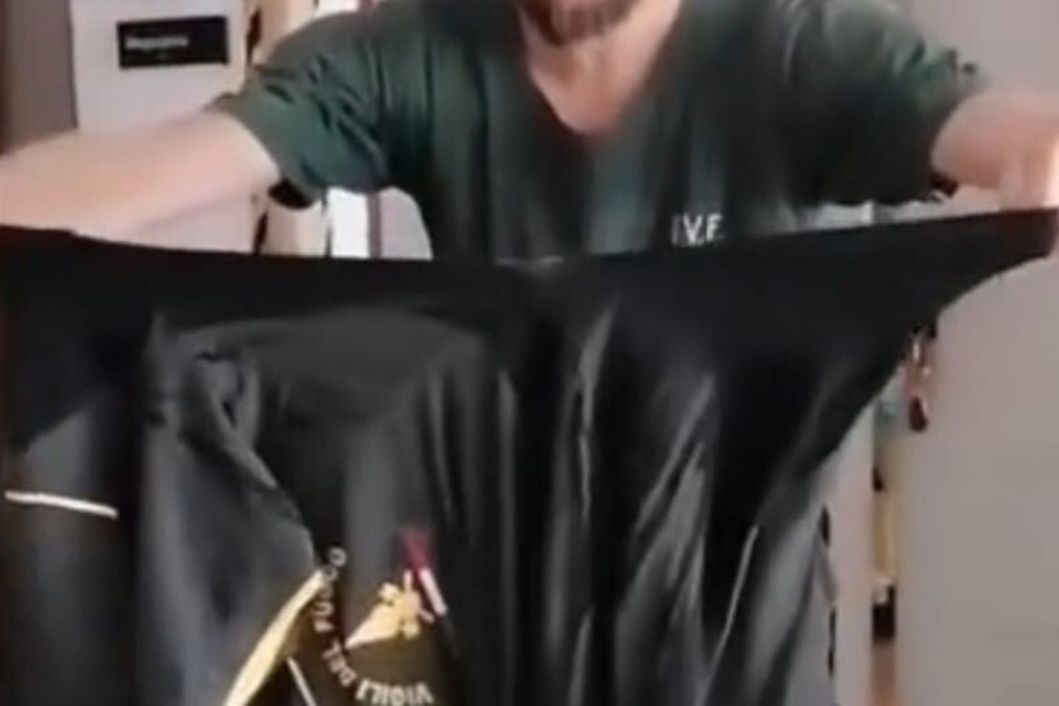 Un frame del video
