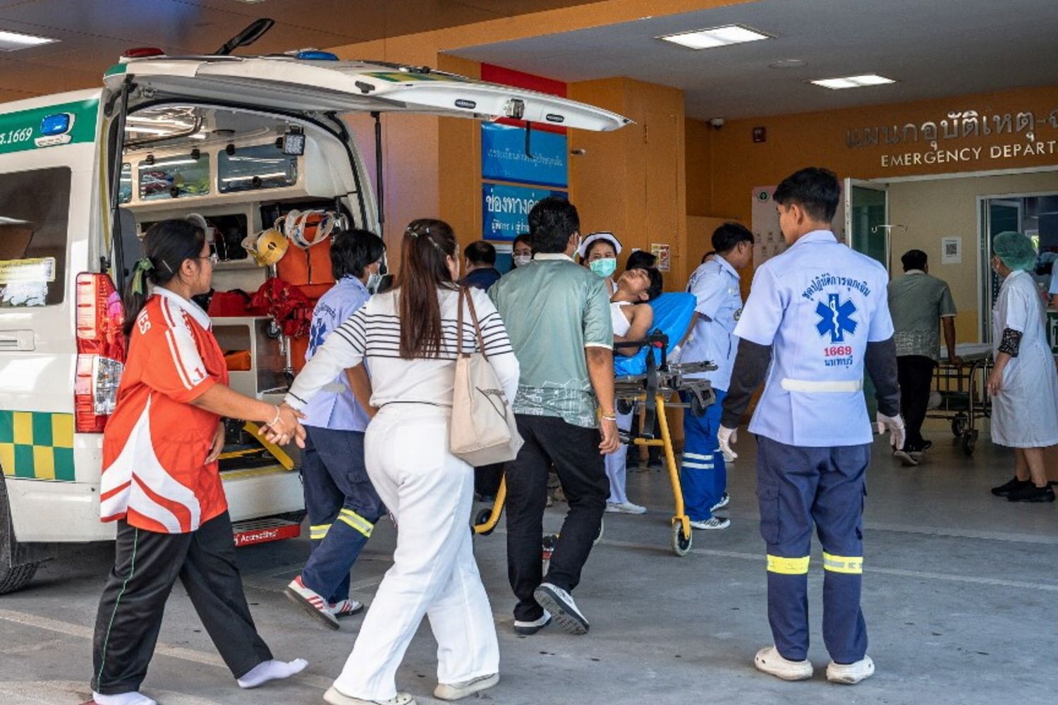 Una vittima di una sparatoria in una scuola viene trasportata in barella all'ospedale di Bang Yai