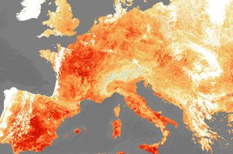 Meteo, picco del caldo e bollini rossi in Italia