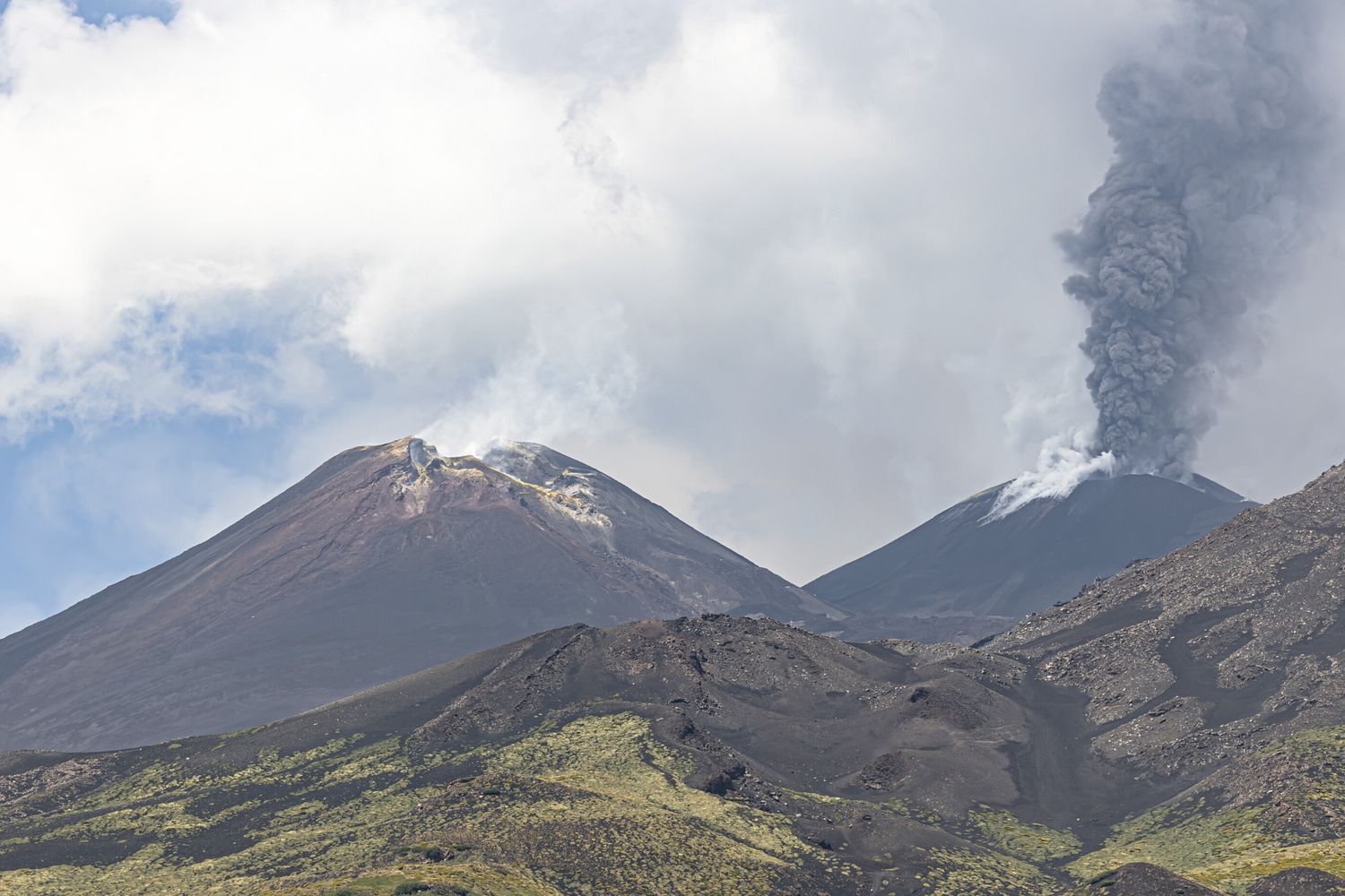Nuova eruzione del vulcano Etna con nube di cenere dal cratere