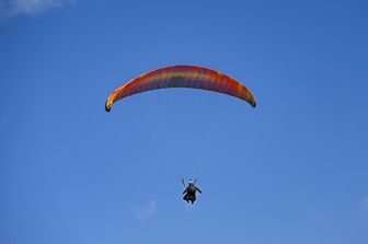 Un parapendio
